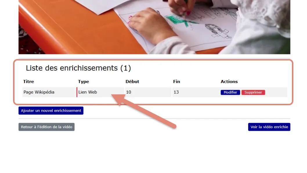 Enrichissement lien web ajouté à la liste des enrichissements sous la vidéo.