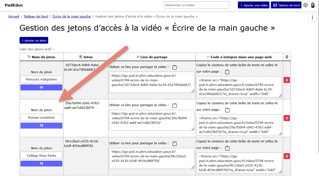 tableau avec plusieurs jetons.