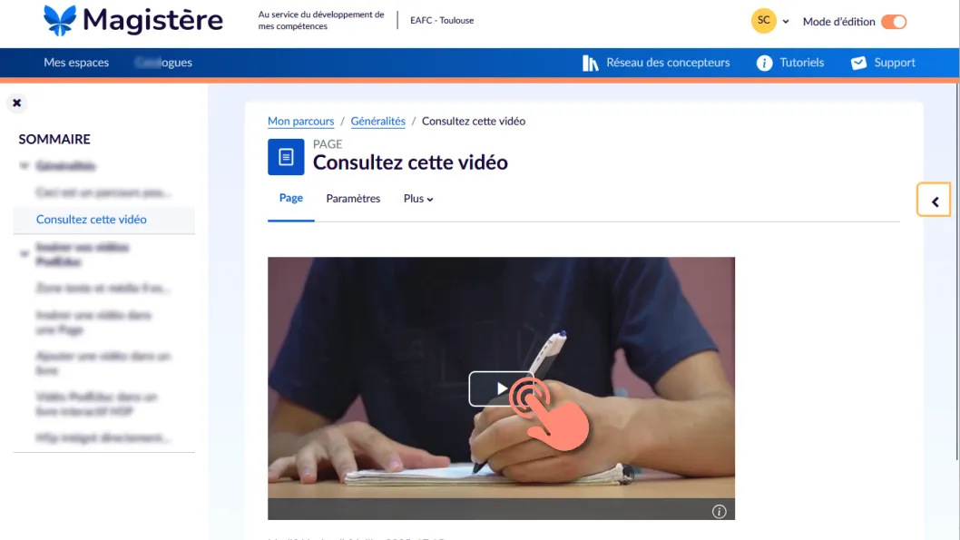 vidéo afichée dans le parcours.